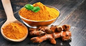 टर्मरिक आइस क्यूब का त्वचा पर करें यूज, पाएं ग्लोइंग-बेदाग स्किन