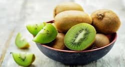 Kiwi Benefits: बदलते मौसम में संक्रमण से भी बचाती है कीवी, जानें इसके फायदे