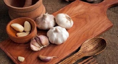 Should you avoid eating garlic if you have acid reflux?