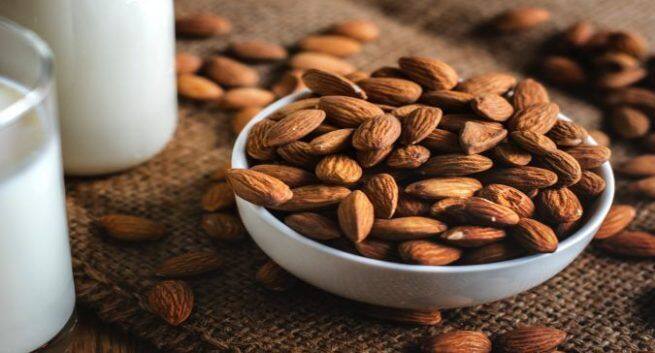 How many almonds should a diabetic eat per day in Hindi