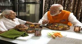 पीएम मोदी को पसंद है खिचड़ी खाना, जानें खिचड़ी खाने के स्वास्थ्य लाभ पीएम मोदी को पसंद है खिचड़ी खाना, जानें खिचड़ी खाने के स्वास्थ्य लाभ