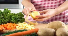 Vegetables Peels Benefits : इन सब्जियों के छिलके भी होते हैं हेल्दी, फेंके नहीं जरूर खाएं