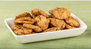 Diwali Recipe : मेहमानों का मीठा खाकर जब भर जाए मन, तो उन्हें खिलाएं टेस्टी नमकीन मठरी, जानें रेसिपी