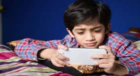 पेरेंट्स की तुलना में बच्चे स्मार्टफोन पर करते हैं तेजी से टाइप, जानें स्मार्टफोन के अधिक यूज के नुकसान