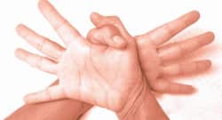 Yoga Mudra : पेट की समस्याओं का जड़ से करती है इलाज ''गरुड़  मुद्रा''