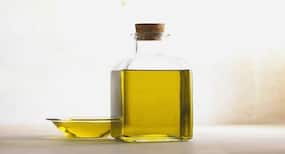 Olive Oil for Skin: ठंड के मौसम में ऑलिव ऑयल रखें घर में, त्वचा के लिए है बहुत फायदेमंद