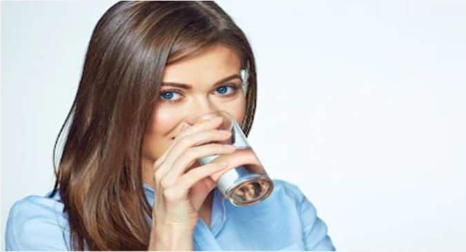 Baş ve omuzun üstünde güzelleşmek koloni  Drink warm water daily to prevent acne, premature aging | TheHealthSite.com
