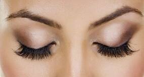 How to enhance your eyes with fake eyelashes