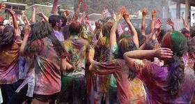 Holi 2014: 8 tips to play holi and keep your hair safe too!