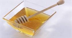 Get rid of a sore throat with natural honey