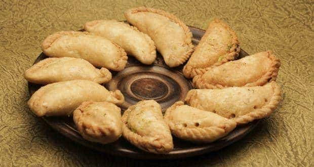 Ganesh Chaturthi 2014: Ulundu Kozhukattai (Urad dal Karanjiyas) recipe