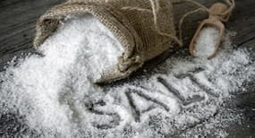 खाने में नमक लेते हैं बहुत कम, तो हो सकती हैं ये बीमारियां