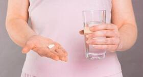 Medications: क्या आप भी लेते हैं कोल्ड्रिंक या गर्म पानी के साथ टैबलेट्स? जानें क्या है दवा खाने का सही तरीका