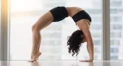 पीरियड्स में चक्रासन करने के लाभ