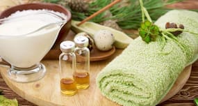 फटी एड़ियों के लिए करें इन नैचुरल ऑयल्स से मसाज।