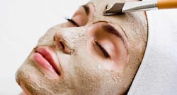 एक्ने- फ्री स्किन के लिए लगाएं ये 3 मुल्तानी मिट्टी फेस पैक्स।