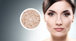 ड्राई स्किन पैचेस को कम करने के लिए लगाएं दही।