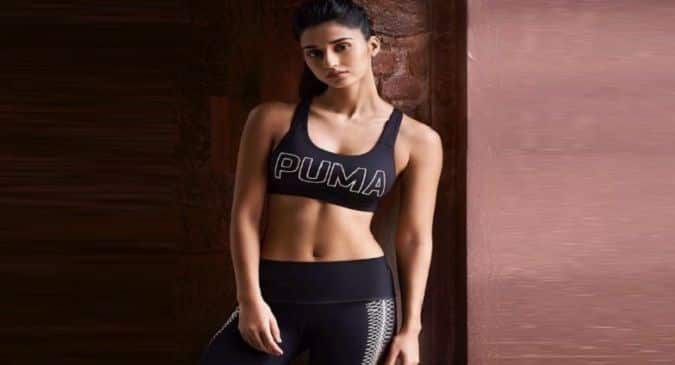 Disha Patani flaunts washboard abs in sports bra and yoga pants
