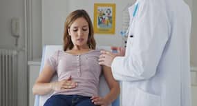 Crohn's Disease in Hindi, आंतों की गंभीर समस्या है क्रॉन्स डिजीज, क्रॉन्स डिजीज के लक्षण, कारण और इलाज