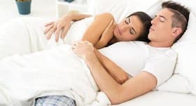 Benefits of sleeping with partner in Hindi, लाइफ पार्टनर के साथ सोने से होने वाले सेहत को फायदे