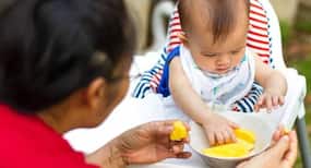 Feeding Mango to Baby : मां का दूध पिलाने के साथ क्या शिशु को खिलाना चाहिए आम?