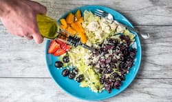 Salad in Monsoon : बारिश में कभी ना खाएं कच्चा सलाद