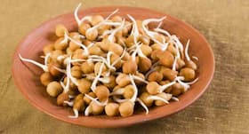 खाली पेट पीएं चने का पानी पीने के फायदे ।