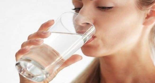 साइंटिस्ट भी मानते हैं सुबह खाली पेट गुनगुना पानी पीने के फायदे