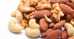 अखरोट या बादाम, कौन-सा ड्राईफ्रूट है ज़्यादा फायदेमंद ?