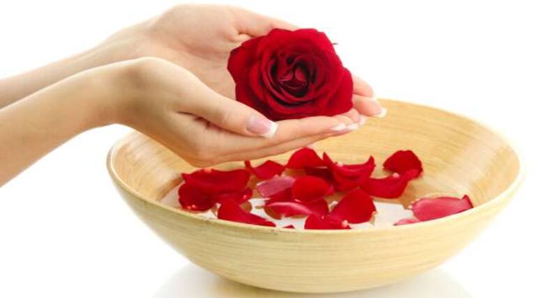 National Skin Care Awareness Month 2020: जवाकुसुम, हल्दी और गुलाब हैं भारतीय महिलाओं के सदियों पुराने ब्यूटी सीक्रेट्स, ग्लोइंग स्किन के लिए ऐसे करें इस्तेमाल