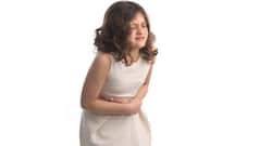 क्या आपके बच्चे को बार-बार हो रहा है पेट दर्द? जानिए इसके कारण, लक्षण और उपचार