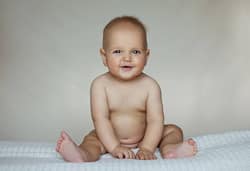 गलत पॉजिशन में बैठने से रुक सकता है बच्चों का मानसिक विकास, ये है बच्चों के बैठने की सबसे सही पॉजिशन