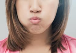 ओरल हाइजीन के लिए बहुत फायदेमंद है ऑयल पुलिंग, ये है करने का सही तरीका