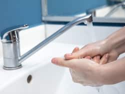 Global Handwashing Day 2021 in hindi, सैनिटाइजर या साबुन हाथ साफ करने के लिए क्या है बेटर