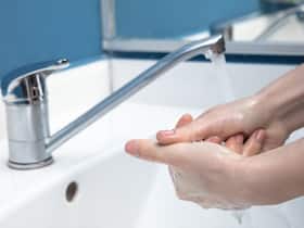 Global Handwashing Day 2021 in hindi, सैनिटाइजर या साबुन हाथ साफ करने के लिए क्या है बेटर