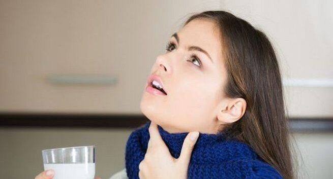 turmeric milk benefits in sore throat in hindi