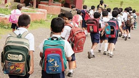 School Reopening Amid Pandemic: कोरोना संक्रमण की धीमी पड़ी रफ्तार, अब 10 वीं तक स्कूल खोलने में जुटी बिहार सरकार