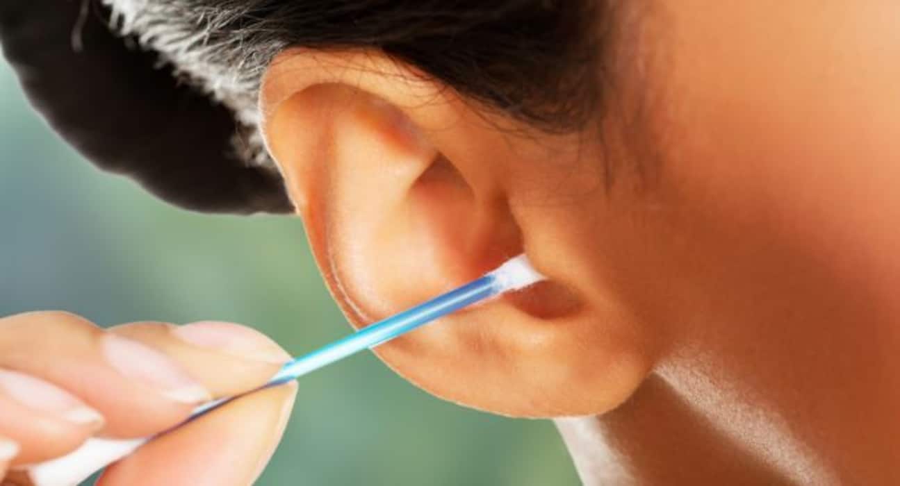 Ear Care Tips: क्या सर्दियों में आपको कम सुनाई देता है? कानों की सही देखभाल के लिए फॉलो करें ये 5 टिप्स, समस्या होगी कम