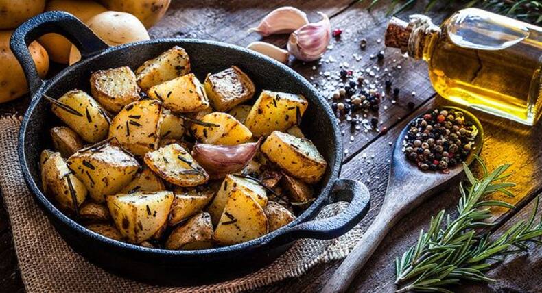 Benefits Of Using Iron Kadai: लोहे की कढ़ाई में खाना पकाने से एनीमिया और पेट के रोगों से मिलता है छुटकारा, जानिए अन्‍य फायदे