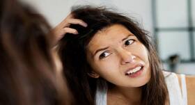 बालों में खुजली (itchy scalp) से परेशान? इन 3 आयुर्वेदिक टिप्स से दूर करें बालों की खुजली