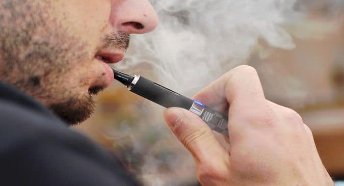 vaping in teenagers, vaping and smoking, vaping vs smoking, smoking in teenagers, vaping side effects, e-cigarette, e-cigarette effects, vaping is harmful