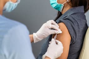 Corona Vaccine: क्या कोरोना से रिकवर हो चुके लोगों को भी लेनी होगी वैक्सीन? जानिए क्या कहते हैं डॉक्टर्स