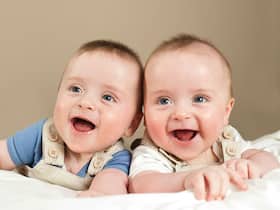 Twins Baby Names: इस 3 तरीकों से चुनें अपने जुड़वा बच्‍चों के नाम, ये रही मॉर्डन नामों की पूरी लिस्‍ट