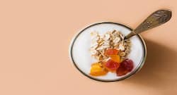 अपच, गैस और पेट दर्द में दही के साथ खाएं किशमिश