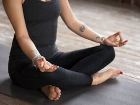 तनाव, डिप्रेशन और गुस्‍सा शांत करने के लिए करें भ्रामरी प्राणायाम