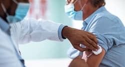 Corona Vaccine for 45 Years and Above Starts April 1: नोएडा में 1 अप्रैल से हर हफ्ते 40,000 लोगों को लगेगी कोरोना वैक्‍सीन