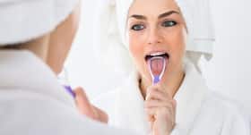 Tongue Scrapping: तांबे या प्लास्टिक के टंग क्लीनर?  क्या है सही?