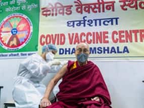 तिब्‍बती धर्मगुरु दलाई लामा ने लगवाई कोविड वैक्सीन पहली डोज