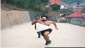 Watch Shirtless Varun Dhawan Running Video : सड़क पर 'नंगे' होकर दौड़े वरुण धवन, जानें किस वजह से वरुण को भागना पड़ा 'शर्टलेस'