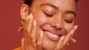 Ayurvedic Beauty Tips : स्किन को नेचुरली ग्‍लोइंग बनाती हैं ये 5 आयुर्वेदिक टिप्‍स